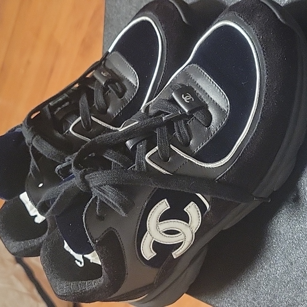 Chanel CC logo sneaker size 37.5